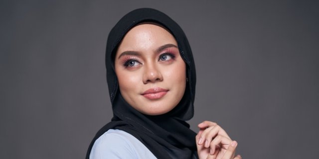 Blur Skin Texture with 3 Steps of Foundation Application