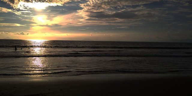 Spooky! Visiting Anyer Beach, This Man Is Followed by a Ghostly Figure Resembling an Old Woman