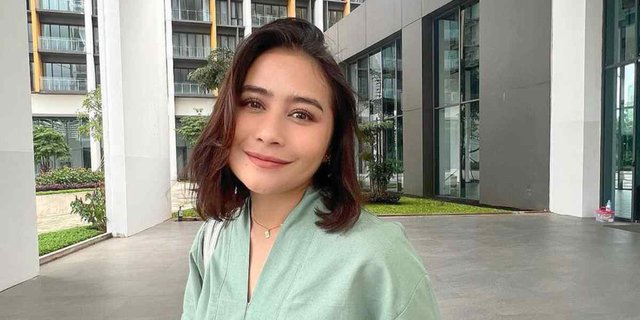 Prilly Latuconsina's Exciting Look Combining Formal Blazer with Casual Jeans