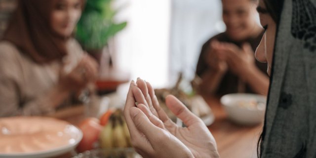 The Story of a Man Fasting for the First Time After Converting, Secretly Breaking the Fast