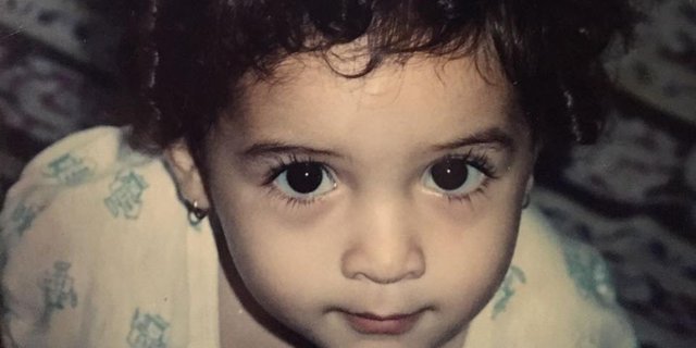 Mixed-Race Child with Beautiful Eyes is Now a Talented Young Actress and Married to Handsome Actor Idol, Guess Who?