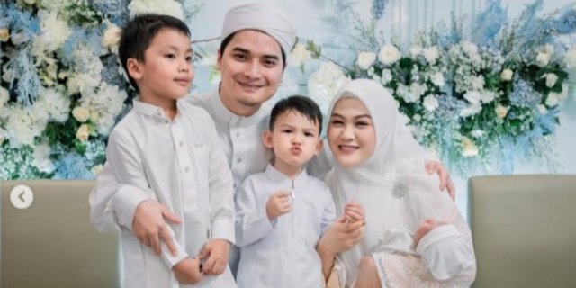 Alvin Faiz Shows Family Photo with Wife and Three Children, Yusuf's Face Highlighted