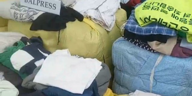 Viral WhatsApp Status of Police Officer's Sibling about Secondhand Imported Clothes: No Need to Buy Eid Clothes, There are Many Seized Items at the Office that Can be Taken Home