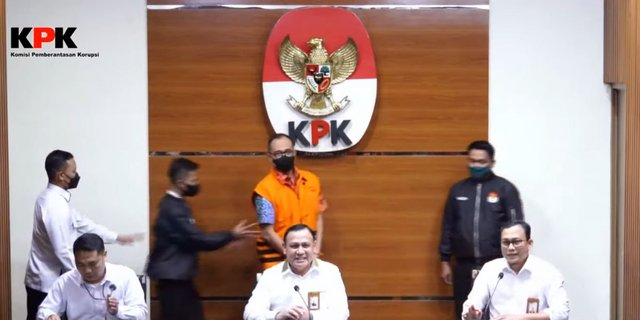 Officially Detained, Rafael Alun Appears Wearing an Orange Vest