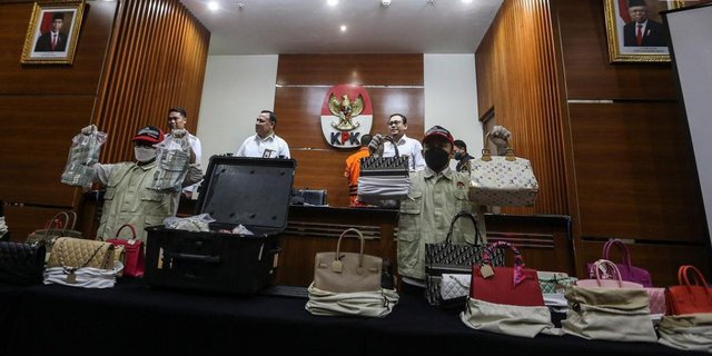 Appearance of Rp32 Billion Money and a Row of Luxury Bags Confiscated by the KPK