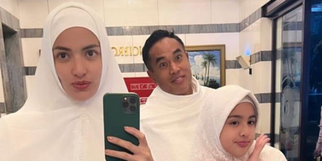 Cooling, Portrait of Nia Ramadhani Wearing Syar'i Hijab during Umrah with Family Flooded with Praise