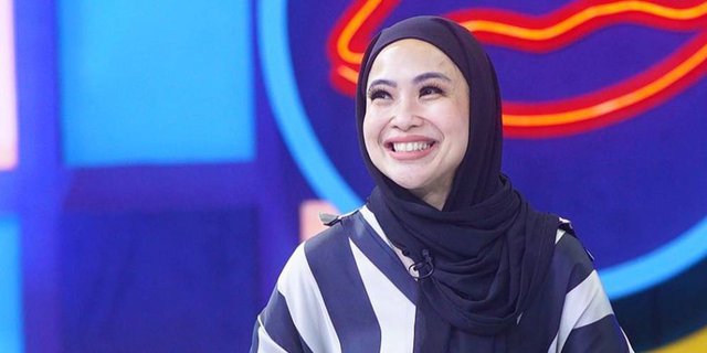 Portrait of Gossip Presenter Feni Rose Wearing Hijab After Performing Umrah, Astonishing