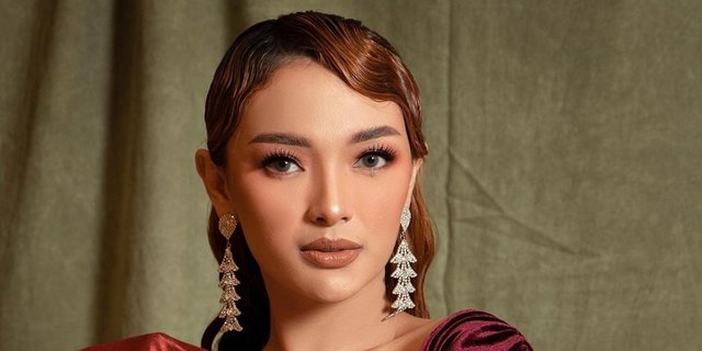 Casual yet Expensive, Zaskia Gotik Chooses Rp11 Million Footwear