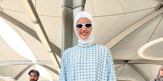 Dress Touch of Blue, Nia Ramadhani's Outfit Choice During Umrah