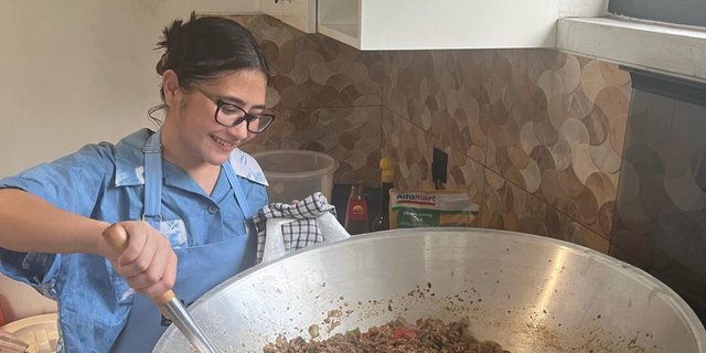 Masya Allah, Prilly Latuconsina Cooks 300 Portions of Food for Orphaned Children