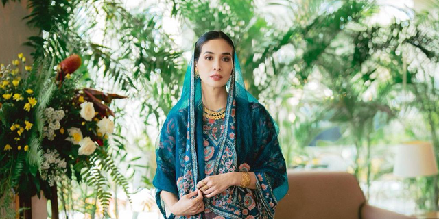 Stunning! Marsha Timothy Wears Ethnic Clothing Adorned with Indonesia Island-Shaped Necklace