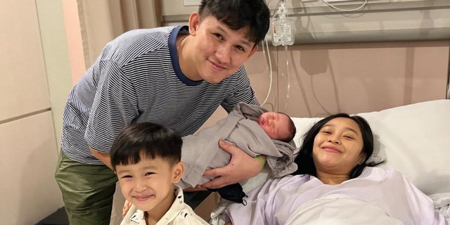 5 Portraits of Rinni Wulandari Giving Birth to Second Child, Baby's Face Becomes Highlight