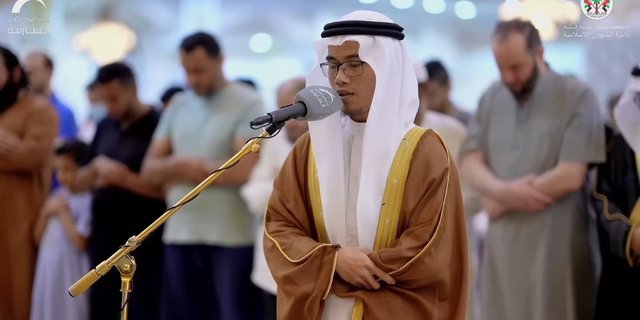 Viral: Young Man from Lebak Banten Becomes the Grand Imam at the Dubai Mosque, His Beautiful Voice Makes the Congregation Cry