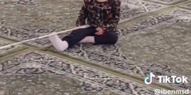 Using a Rope, Parents' Trick to Rest Peacefully in Masjid Nabawi While Bringing a Toddler