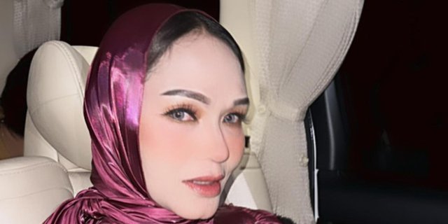 Appearing Wearing Hijab during a Visit to Aceh, Bunda Corla's Makeup Makes People Focused