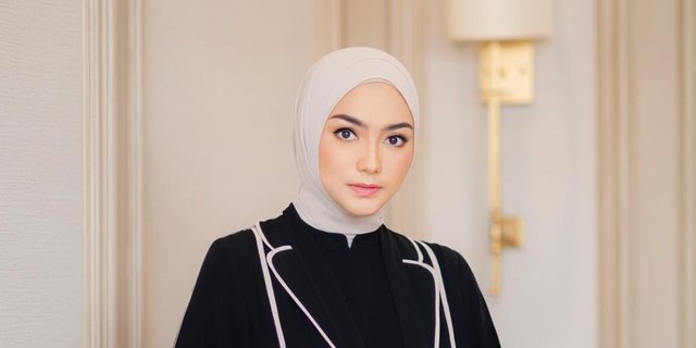 Minimalist yet Fun Look of Citra Kirana in Singapore