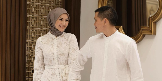 Romantic Style Citra Kirana Wrapped in White Lace Dress