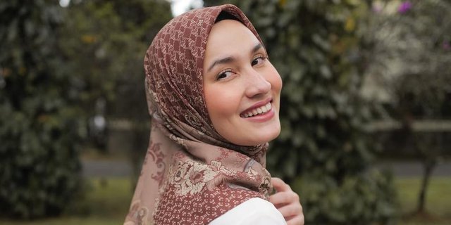 Coba Model Hijab Voal Manis nan Simpel ala Dwi Handa 
