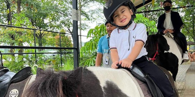 Serunya Putra Zaskia Sungkar Sudah Belajar Berkuda di Usia 2 Tahun