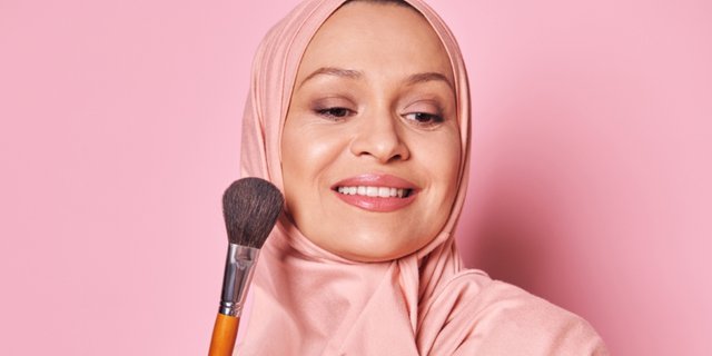 Technique to Use Powder Blush for a More Natural Look