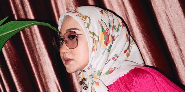 Dian Pelangi Shines with Neon Green