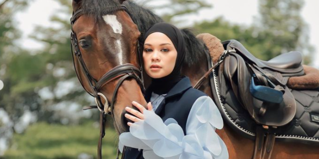 The Excitement of Tantri Namirah's Outfit, Wearing a White Blouse with Playful Accents