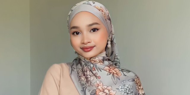 Padukan Pashmina Motif dengan Anting, Tampilan Jadi Glamor