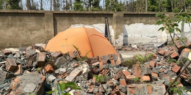 Resign and Sell Apartment, This Man Chooses to Live in a Used Tent for a Relaxed Life