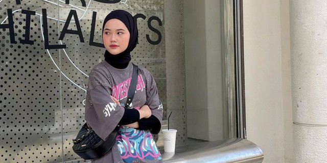 Hijaber Wajib Coba, Pakai Satu Outfit Bisa Jadi Tampilan Boyish dan Feminin