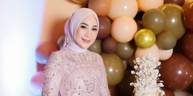 Tampilan Mewah Tak Harus Pakai Dress, Lihat Style  Erin Taulany