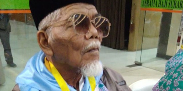 Mbah Soleh, Pilgrim with Visual Impairment Willingly Sells Land to go to the Holy Land with His Wife