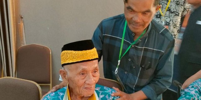 Tri Haryono's 12-Year Story of Faithfully Accompanying Elderly Hajj Pilgrims