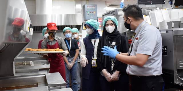 Sneak Peek into the Kitchen and Unveiling the Secret of Famous Fried Chicken Processing