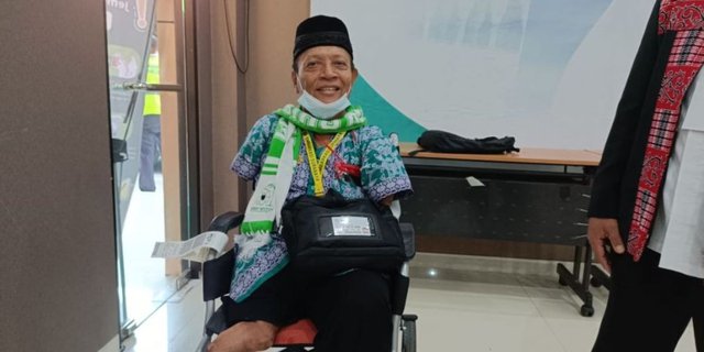 Agus's Story, a Disabled Painter from Madiun Departing on Hajj after Saving for Over a Decade