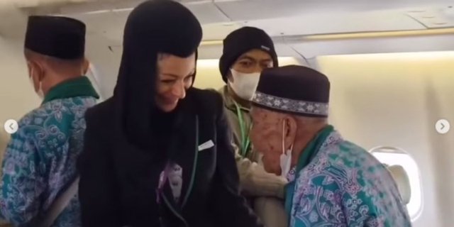 Elderly Hajj Pilgrims from Majalengka Suddenly Ask to Get off the Plane, Remembering They Haven't Fed Their Pet Chicken