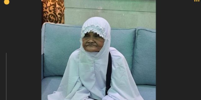 Tears of Joy as Grandmother Nuraini Meets the Kaaba and Kisses the Black Stone