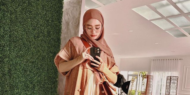 Mirror Selfie Inara Rusli Becomes a Topic of Conversation, Netizens Suspect Her Phone