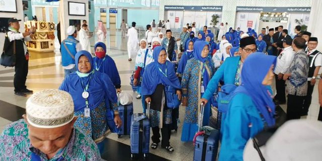 Living to Fly to the Holy Land, This Hajj Pilgrim Keeps Whining to Go Home because His Child Died