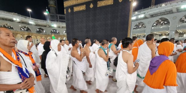 Important Message for Hajj Pilgrims! This Selfie Model in Front of the Kaaba Can be Sanctioned