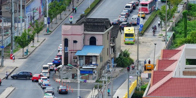 Tragedy of a 14-Year-Old House Standing Proudly in the Middle of a 4-Lane Road Because it Refused to be Demolished, Finally Surrendered After Bartering for 4 Apartments and Rp5.2 Billion