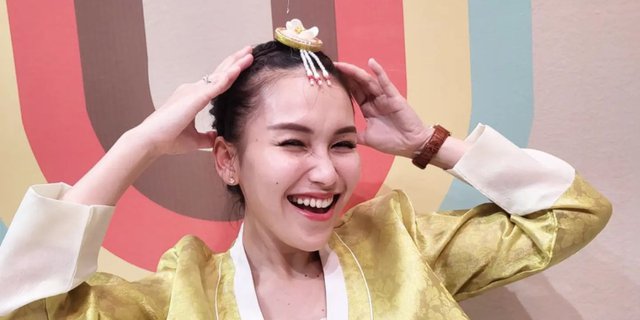 Ayu Ting Ting Dances While Lifting Her Dress at Her Younger Brother's Birthday, Receives Criticism