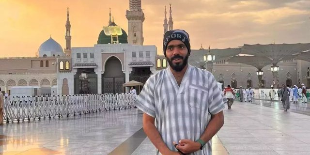 Indian Man Goes on Hajj by Walking 8,640 Km for a Year