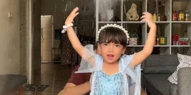 Father Makes Netizens Melt, Willing to Create Snow Effects for Beloved Daughter to Become Queen Elsa