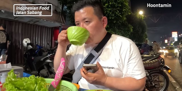 Make Ngakak! Korean YouTuber Mistakenly Drinks Wash Water While Eating Street Food on Sabang Street