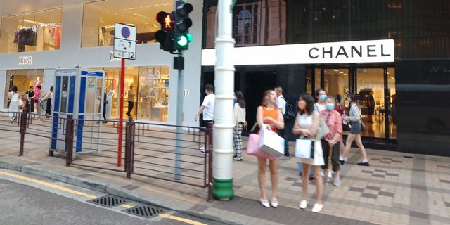 The Phenomenon of the Proliferation of Branded Fashion in Hong Kong: Endless Queues, Tax-Free Too!