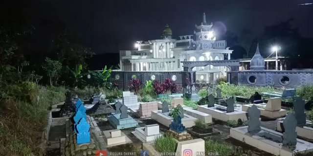 Appearance of a Luxurious House Like a Palace Worth IDR 5 Billion in the Middle of a Cemetery, Has 12 Rooms and 7 Toilets