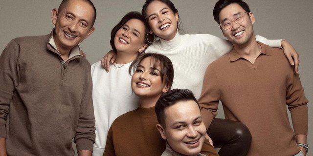 5 Moments of Maudy Ayunda's Family Photoshoot that is Praised as Good Looking and Good Rekening