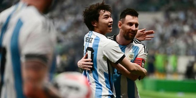 Moments Fans Enter the Field to Hug Messi and Play with Emiliano Martinez During Argentina Vs Australia in Beijing