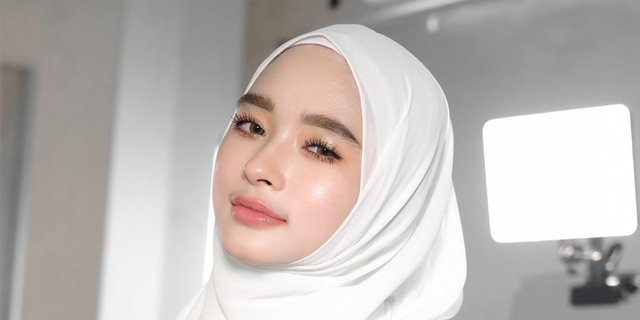 Portrait of Inara Rusli as a Host for the First Time, Serene and Confident Face