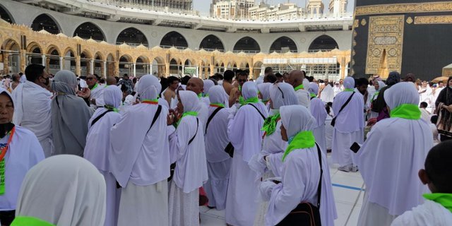 Indonesian Hajj Pilgrims Go Viral Asking to Go Home by Ojek After Tawaf in Kaaba